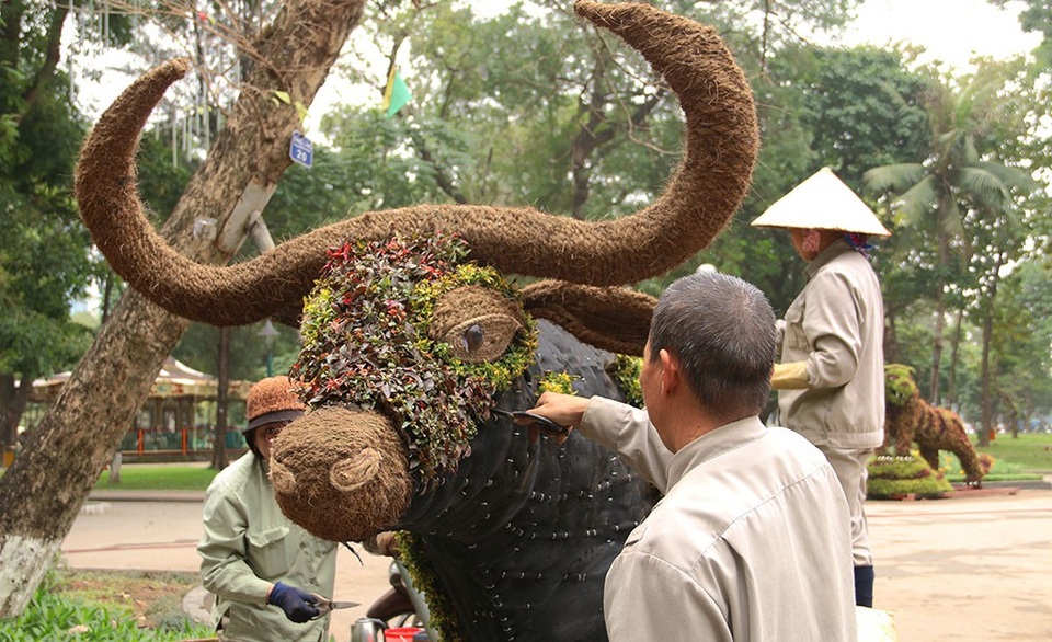 Các con vật được làm bằng khung sắt, sau đó bọc lưới và lót đất bên trong. Để các con vật trở nên sinh động, bắt mắt, các nghệ nhân phủ lớp cây, hoa ở bên ngoài.