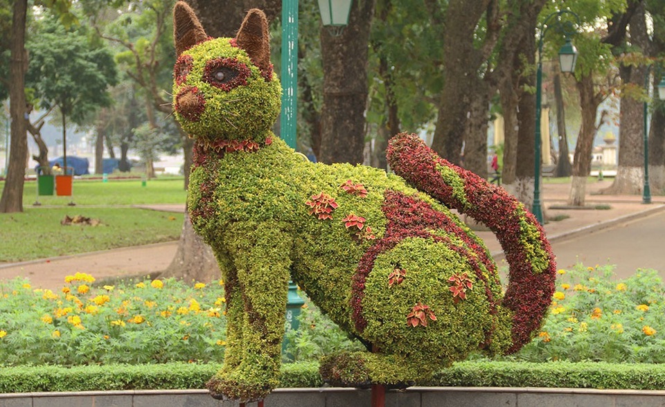 Một chú mèo được các nghệ nhân tạo dáng khá đẹp mắt, với các mảng màu được sắp xếp, bố trí tương phản