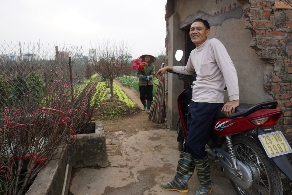 
Gia đình anh Nguyễn Văn Hưng vừa trồng đào vừa trồng rau và hoa. Nhà anh đất rộng nhưng chỉ có hai vợ chồng còn giữ nghề trồng hoa nên khá vất vả. Anh cho biết, công việc bận bịu triền miên quanh năm, trong 365 ngày chỉ được nghỉ đúng ngày mùng Một Tết. Sang ngày mùng Hai, anh chị đã bắt đầu ra thăm vườn.
