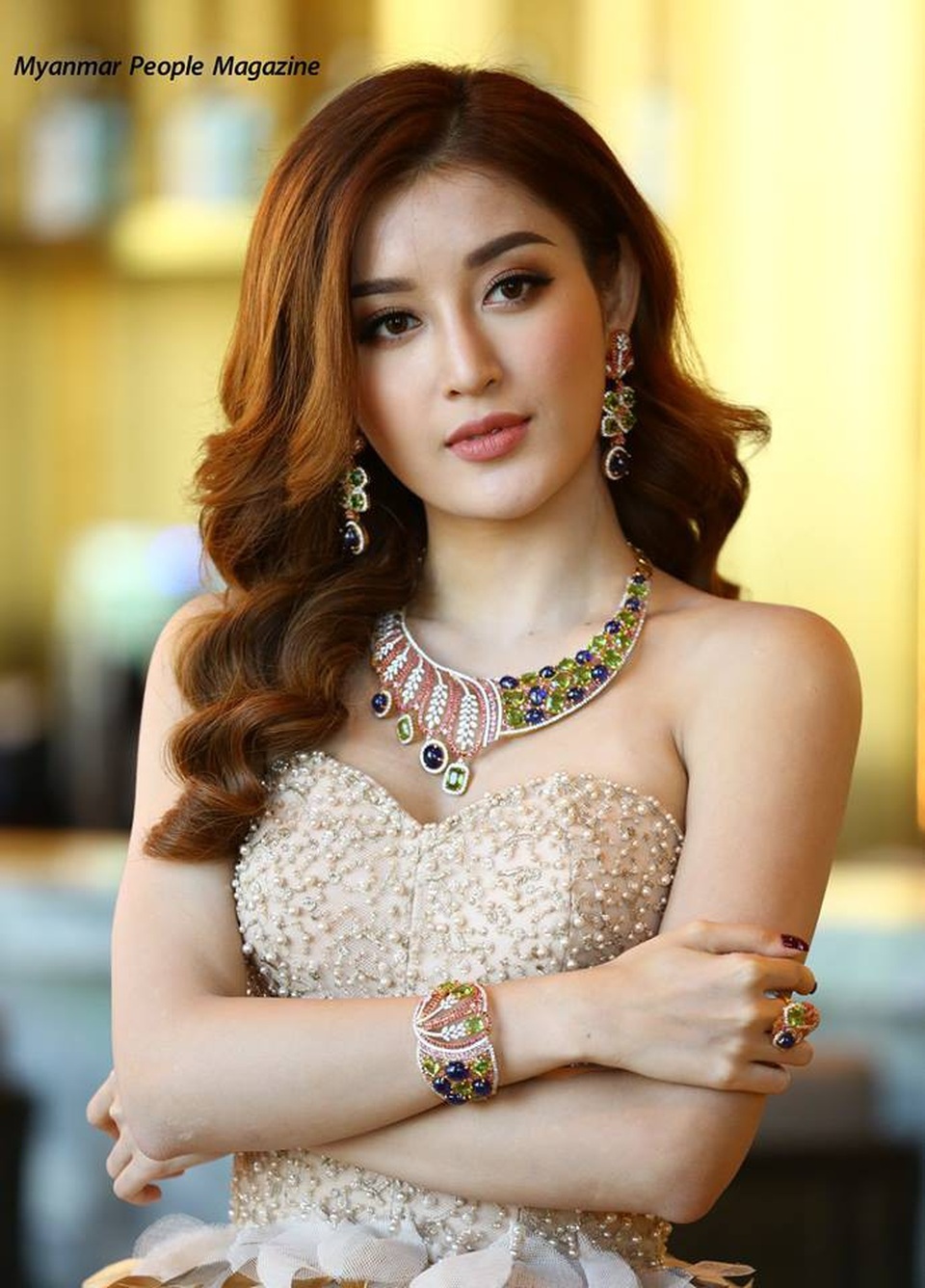 Huyền My ở Myanmar mà tâm trí luôn hướng về U23 Việt Nam - 4 Có thể nói, sự xuất hiện của Huyền My đã “tạo sóng” tại đất nước Myanmar. Người đẹp họ sinh năm 1995 cho biết, cô cảm thấy rất vinh dự vì nhận được sự ưu ái của truyền thông nước chùa Vàng.