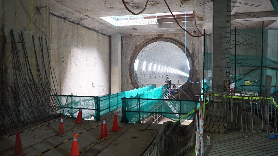 Cận cảnh bên trong đường hầm tuyến Metro đầu tiên của TPHCM - 2 Toàn cảnh phía ngoài đầu đường hầm chiều đi