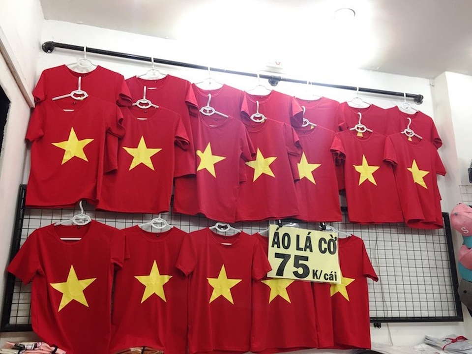 Bán áo, cờ cổ vũ U23 Việt Nam: Nơi "cháy hàng", nơi "thu đậm" 80 triệu đồng/ngày - 2 Mỗi chiếc áo thun đỏ ngắn tay có ngôi sao vàng phía trước có giá 75.000 đồng