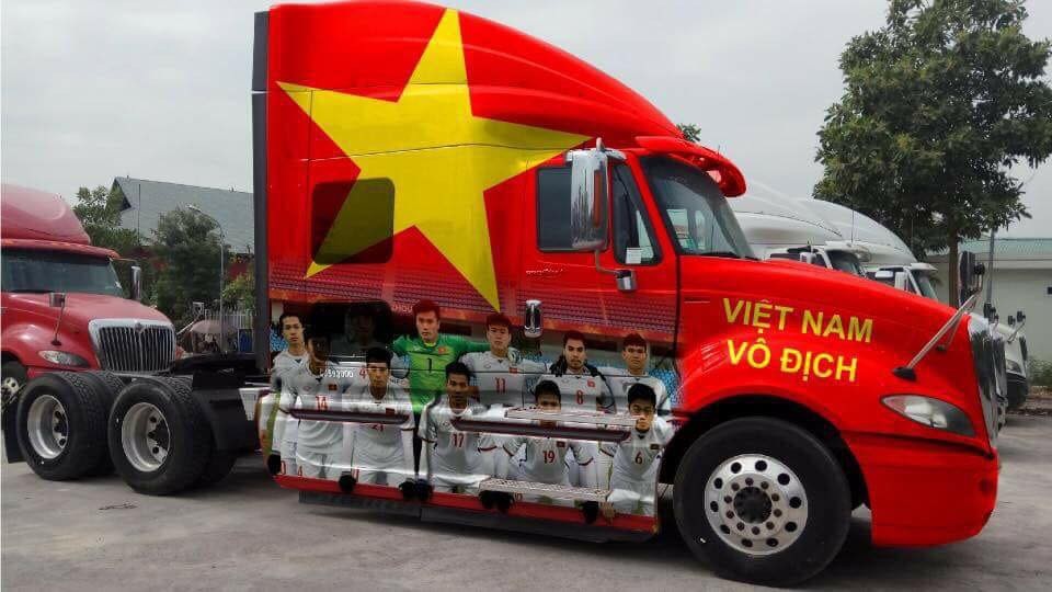Hàng loạt xe "thay áo" Quốc kỳ tiếp lửa U23 Việt Nam trước chung kết - 11 Tương tự, một chiếc xe đầu kéo được trang trí khá ấn tượng với hình ảnh các chiến binh U23 đầy quả cảm, bên cạnh đó khẩu hiệu Việt Nam vô địch được in chữ to, nổi bật.