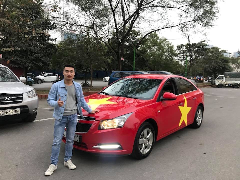 Hàng loạt xe "thay áo" Quốc kỳ tiếp lửa U23 Việt Nam trước chung kết - 8 Tương tự, chiếc xe màu đỏ nổi bật với hình ảnh ngôi sao vàng 5 cánh tượng trưng cho lá cờ Tổ quốc