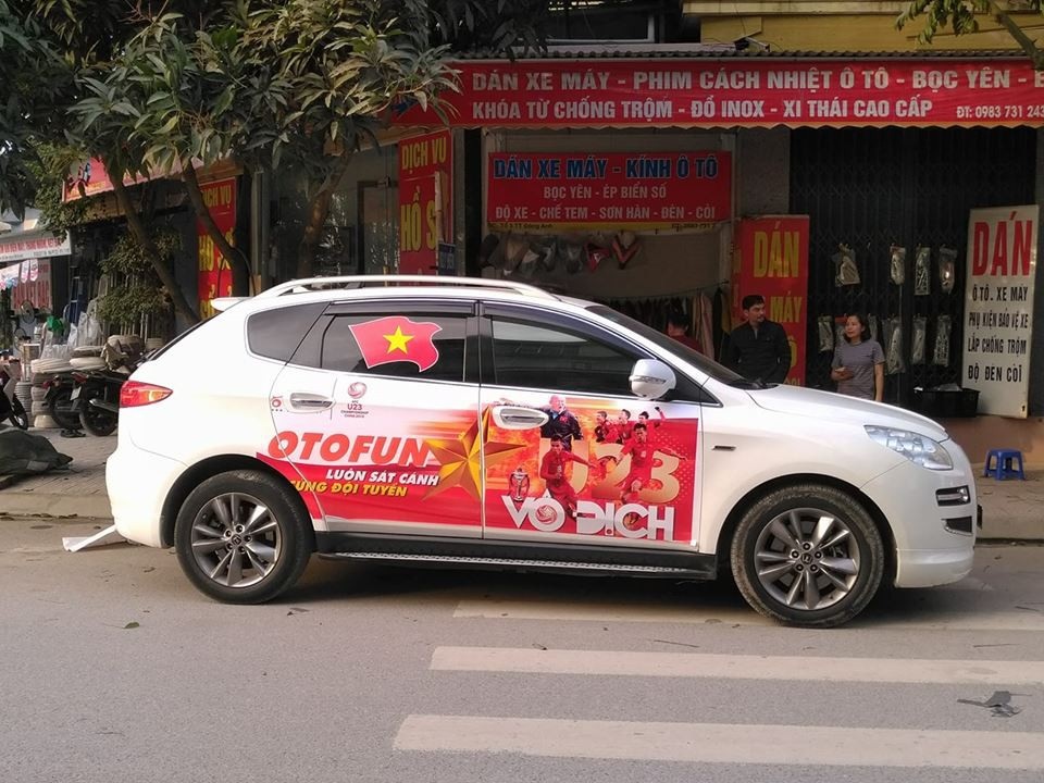 Hàng loạt xe "thay áo" Quốc kỳ tiếp lửa U23 Việt Nam trước chung kết - 7 Tại nhiều thành phố lớn như Hà Nội, Hải Phòng, Tp. Hồ Chí Minh nhiều cơ sở in ấn tự bỏ tiền thiết kế các mẫu decal rồi phát miễn phí cho người hâm mộ.