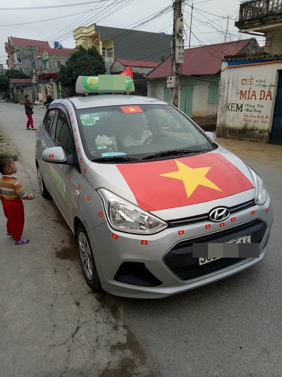 Hàng loạt xe "thay áo" Quốc kỳ tiếp lửa U23 Việt Nam trước chung kết - 2 Một chiếc taxi đi chở khách nhưng vẫn không quên dán decal lên xe, cổ vũ tinh thần U23 Việt Nam giành chiến thắng trước U23 Uzbekistan.