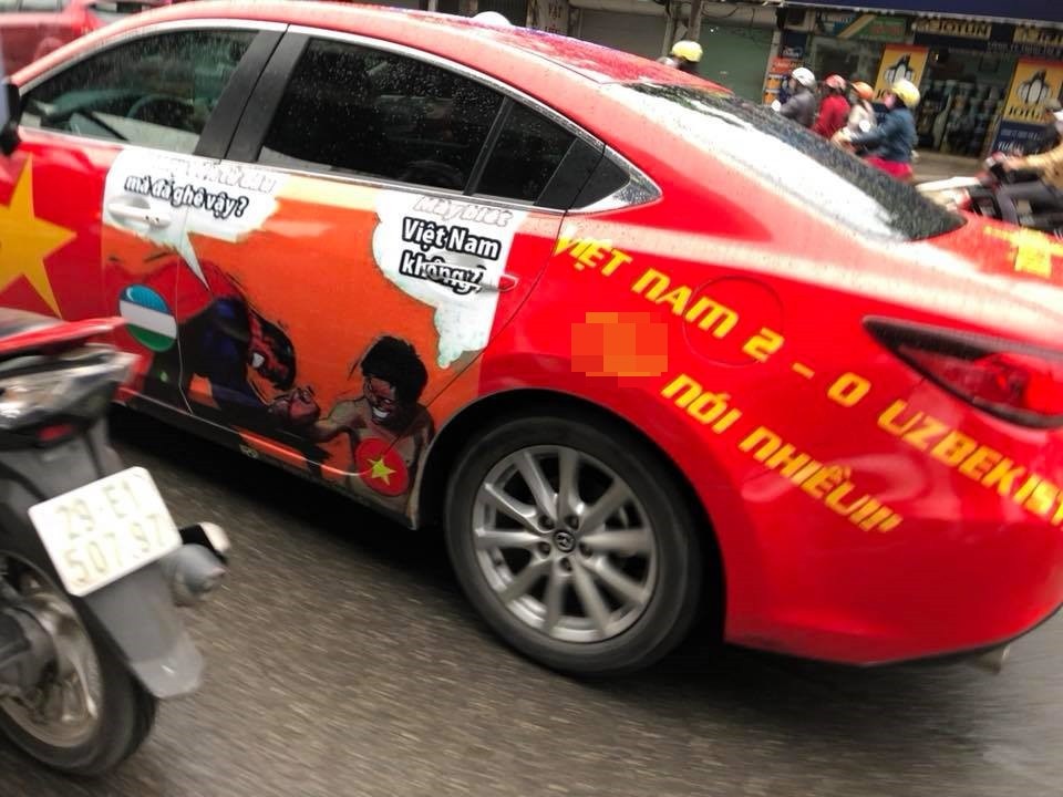 Hàng loạt xe "thay áo" Quốc kỳ tiếp lửa U23 Việt Nam trước chung kết - 3
Chiếc xe được chụp trên đường phố Hà Nội nổi bật bởi các hình ảnh cờ đỏ sao vàng và đội U23 Việt Nam. Thậm chí, chủ chiếc xe còn dự đoán Việt Nam sẽ giành chiến thắng 2-0 trước các cầu thủ U23 Uzbekistan.