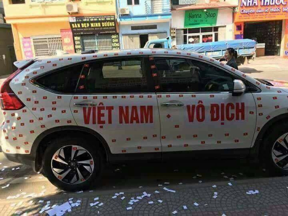 Hàng loạt xe "thay áo" Quốc kỳ tiếp lửa U23 Việt Nam trước chung kết - 4 Một chiếc xe trang trí hàng trăm lá cờ đỏ sao vàng và nổi bật bởi khẩu hiệu: “Việt Nam vô địch”.