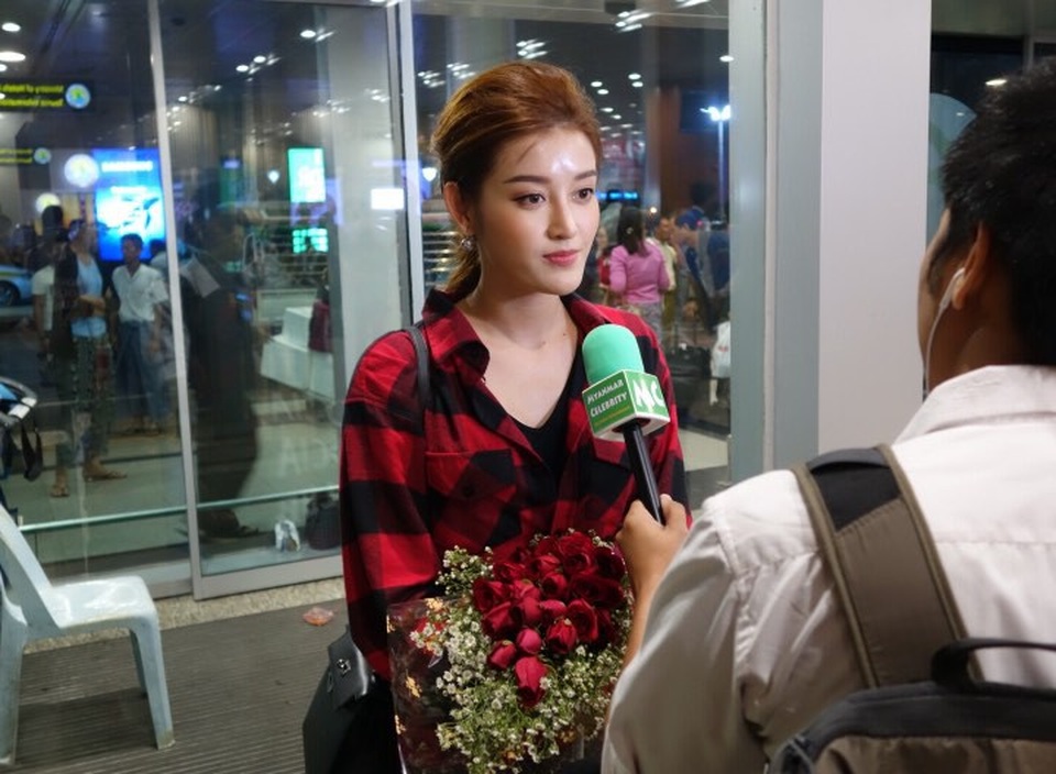 Huyền My ở Myanmar mà tâm trí luôn hướng về U23 Việt Nam - 6 Mặc dù không được theo dõi trực tiếp trận cầu đỉnh cao nhưng ngay khi đáp xuống sân bay, người đẹp đã ngay lập tức lôi điện thoại ra để dõi theo diễn biến cuối cùng của trận đấu là phần đá luân lưu 11m của hai đội.