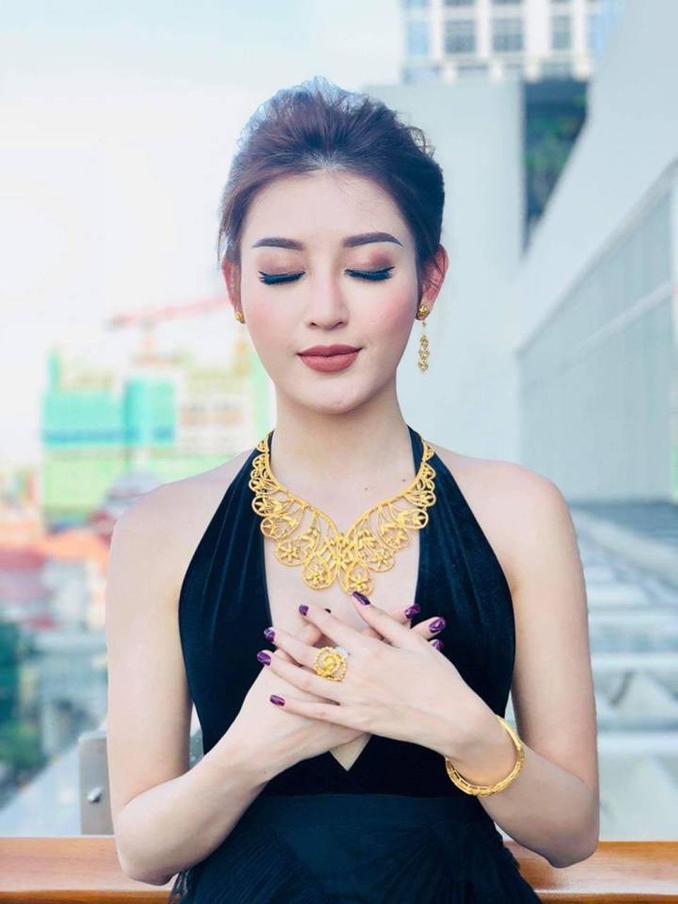 Huyền My ở Myanmar mà tâm trí luôn hướng về U23 Việt Nam - 1 Mới đây, người đẹp Huyền My đã có cơ hội trở lại Myanmar để tham gia một số hoạt động của giới nổi tiếng. Mỹ nhân họ Nguyễn được giới truyền thông nước sở tại rất ưu ái và dành cho sự quan tâm đặc biệt. Ảnh: Jason Ya/