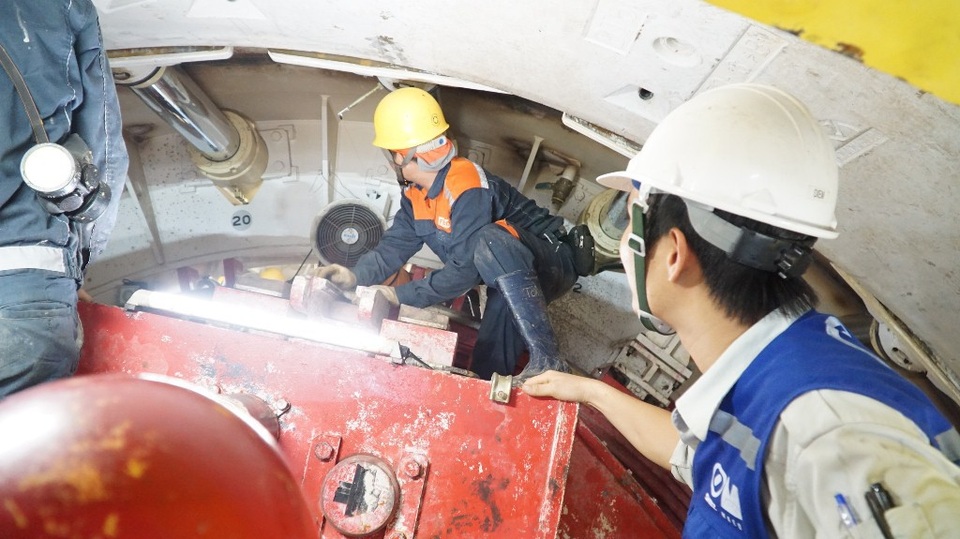 Cận cảnh bên trong đường hầm tuyến Metro đầu tiên của TPHCM - 4
Đội ngũ kỹ thuật người Việt đã quen với thiết bị hiện đại nên việc thi công tiến hành suôn sẻ hơn so với đường hầm đầu tiên
