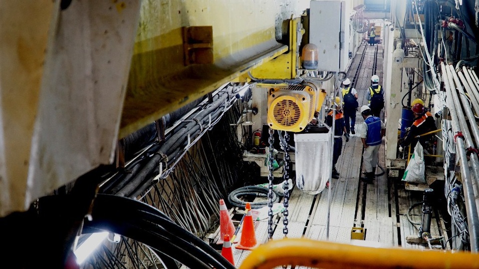Cận cảnh bên trong đường hầm tuyến Metro đầu tiên của TPHCM - 5 Toàn bộ dây chuyền phía sau mũi khoan được chuyển qua vị trí mới