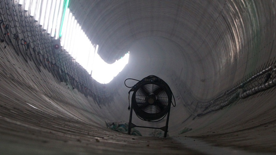 Cận cảnh bên trong đường hầm tuyến Metro đầu tiên của TPHCM - 9 Quạt thông gió lắp đặt tạm thời theo từng đoạn hầm