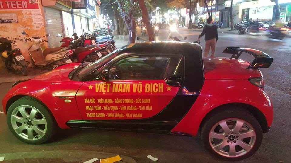Hàng loạt xe "thay áo" Quốc kỳ tiếp lửa U23 Việt Nam trước chung kết - 1 Gần sát trận chung kết giữa U23 Việt Nam và U23 Uzbekistan, không khí cổ vũ bóng đá của các cổ động viên Việt Nam đã vô cùng sôi động và rộn ràng. Trên khắp đường phố, không khó bắt gặp những chiếc xe ô tô, xe máy được trang trí với những khẩu hiệu như: “Việt Nam chiến thắng”, “Việt Nam vô địch”, hoặc “Tôi yêu U23 Việt Nam”…