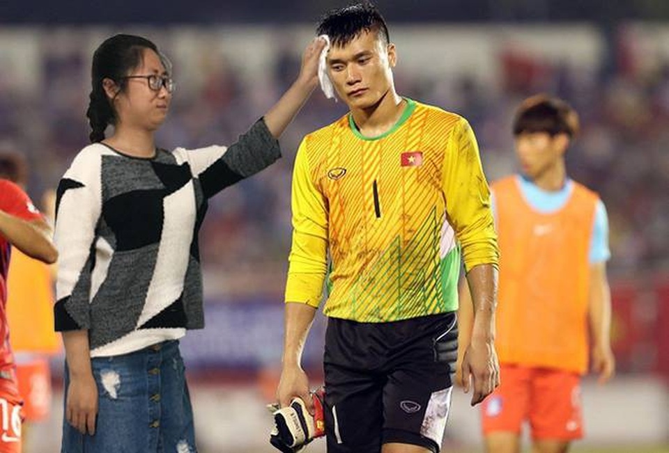 Cười nghiêng ngả "ảnh cưới photoshop" của nữ CĐV với thủ môn Bùi Tiến Dũng - 3 Ngoài kia nếu có khó khăn quá về nhà anh nhé, có em chờ...