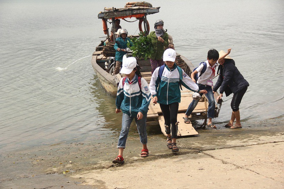 Lênh đênh đến trường trên những chuyến đò ngang - 4 Người dân thôn Hà Khê vẫn luôn mỏng mỏi có được một cây cầu để đi lại thuận tiện, an toàn hơn