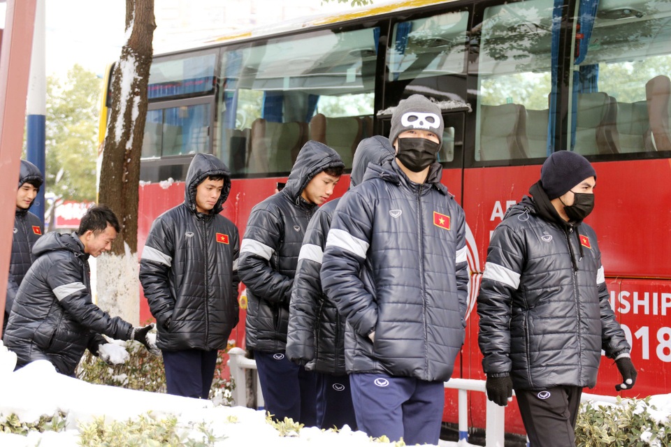 Tuyết tan, U23 Việt Nam hò nhau ra sân tập - 5