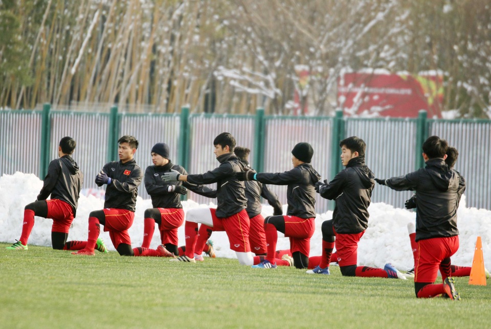 Tuyết tan, U23 Việt Nam hò nhau ra sân tập - 4