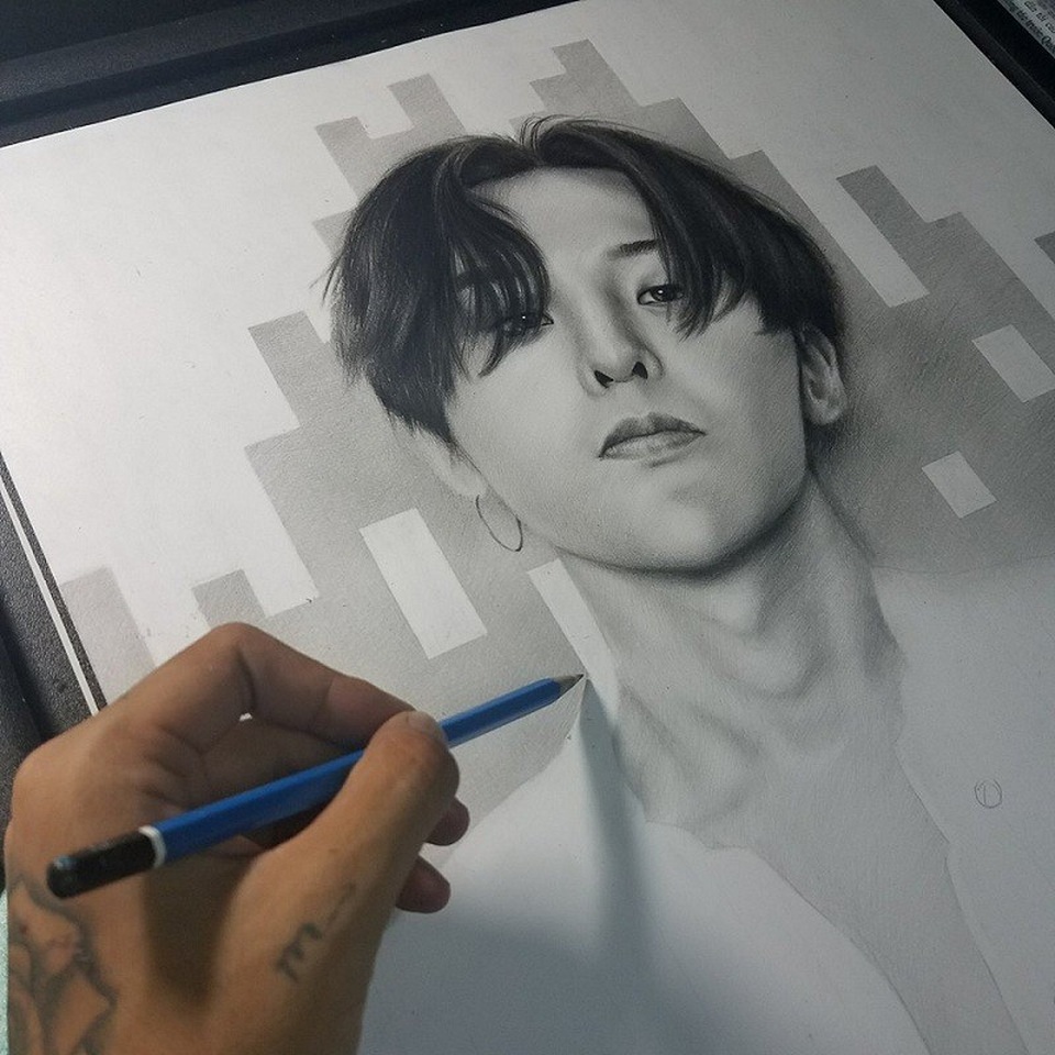 Chàng trai vẽ chân dung "sao" U23 Việt Nam đẹp như thật - 4 G-Dragon – nhóm trưởng Big Bang