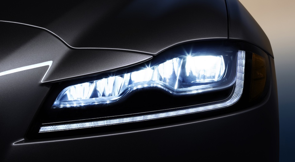 Đèn pha led với dải chữ j đặc trưng của Jaguar