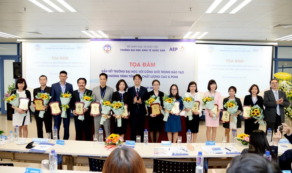 Cần một cơ chế hợp tác giữa doanh nghiệp với trường đại học trong đào tạo - 3
Trường ĐH Kinh tế quốc dân tri ân các doanh nghiệp đã đồng hành cùng nhà trường