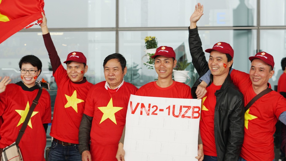 “Cháy” tour, doanh nghiệp thuê riêng máy bay đưa khách sang Trung Quốc cổ vũ U23 - 1 Dù có giá vé khá cao nhưng theo các đơn vị lữ hành, thời điểm hiện tại các tour đi Thường Châu cổ vũ bóng đá đã kín chỗ. Ảnh: HanoiRedtours
