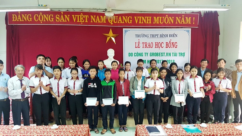 100 suất quà Grobest đến với học sinh nghèo vượt khó tỉnh Thừa Thiên Huế - 5
Niềm vui của các em học sinh THPT Bình Điền sau khi nhận học bổng của Công ty Grobest Việt Nam
