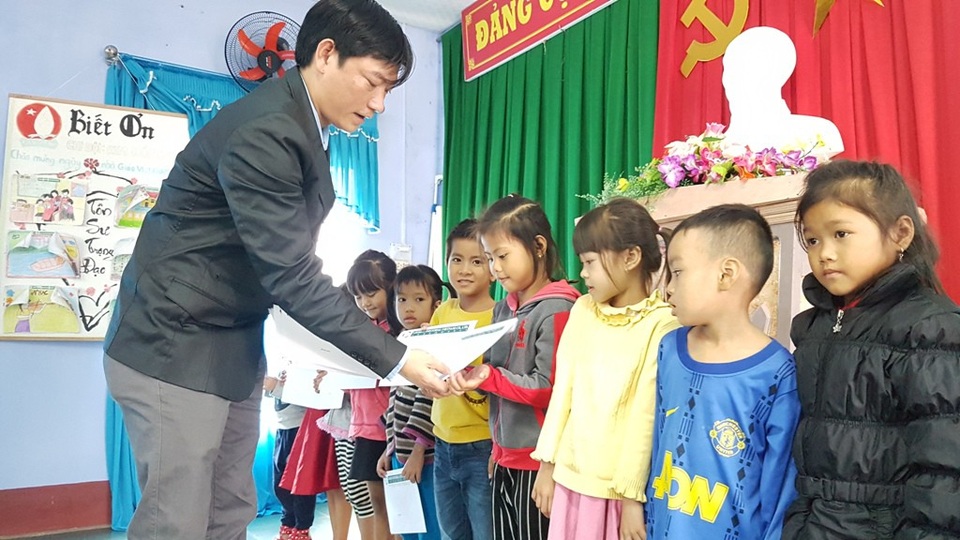 100 suất quà Grobest đến với học sinh nghèo vượt khó tỉnh Thừa Thiên Huế - 2
Ông Lê Quang Vinh, Trưởng khu vực Thừa Thiên Huế Công ty Grobest Việt Nam trao quà cho các em học sinh cấp 1