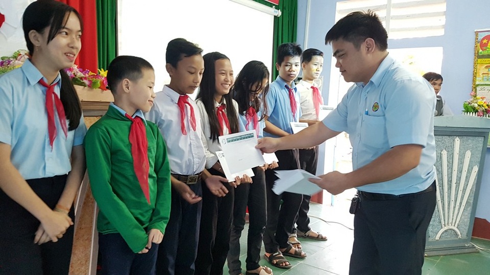 100 suất quà Grobest đến với học sinh nghèo vượt khó tỉnh Thừa Thiên Huế - 3 100 suất quà Grobest đến với học sinh nghèo vượt khó tỉnh Thừa Thiên Huế - 3