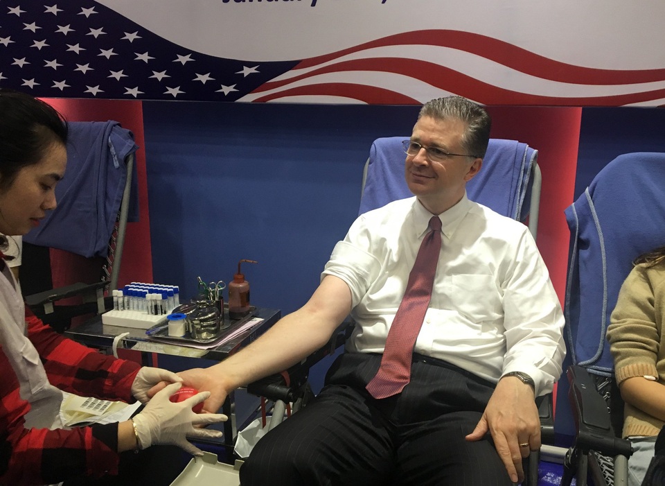 Đại sứ Mỹ tại Việt Nam Daniel Kritenbrink chuẩn bị lấy máu. (Ảnh: Đức Hoàng)