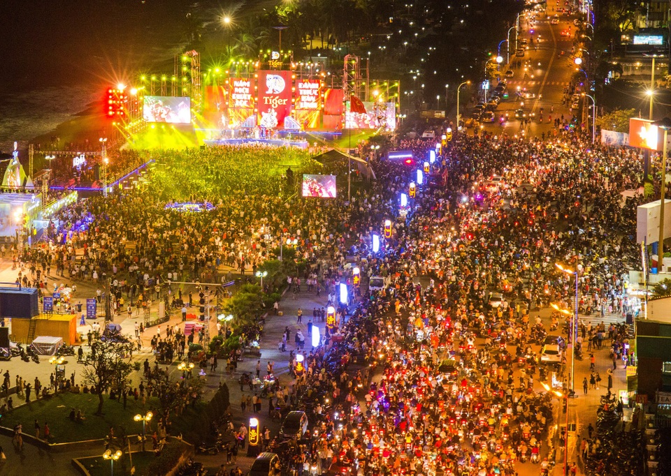 Mỹ Tâm “quẩy” cực sung cùng 120.000 khán giả Nha Trang trong đêm U23 Việt Nam lập kỳ tích - 11
Quảng trường 2/4 trung tâm Nha Trang trong đêm Đại nhạc hội Tiger Remix 2018
