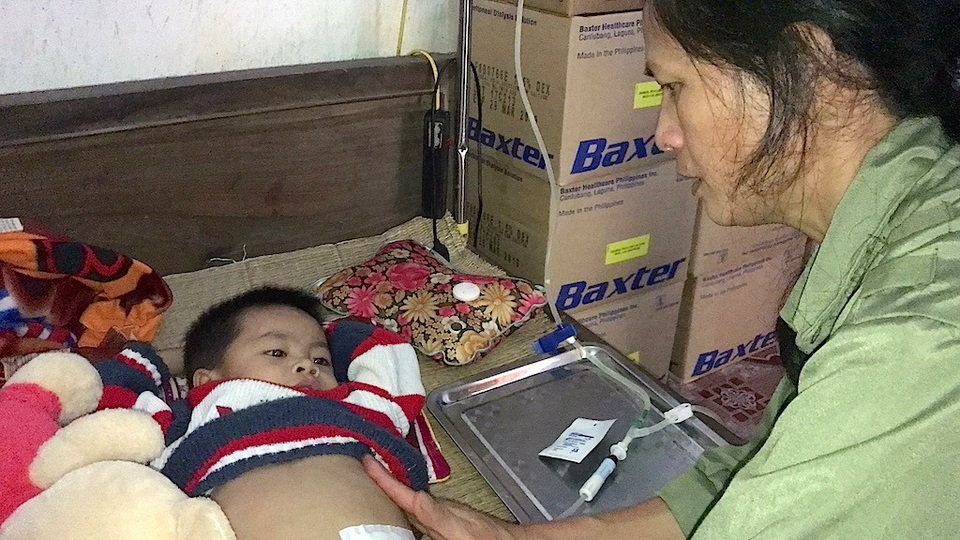 Nghẹn ngào bé 8 tuổi hỏi mẹ khi nào con... chết ?! - 7 Người mẹ nghèo xót xa bên cậu con trai duy nhất đang phải mắc căn bệnh giai đoạn cuối.