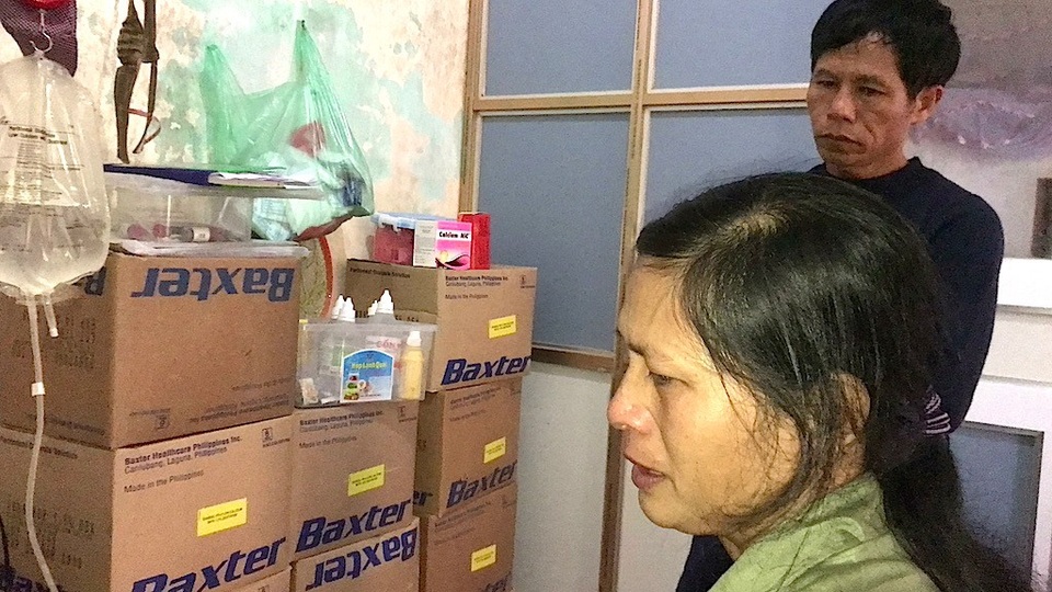 Nghẹn ngào bé 8 tuổi hỏi mẹ khi nào con... chết ?! - 11
Không có tiền, anh Lan chị Lưu hằng ngày nhìn con chờ ngày tử thần đưa đi.