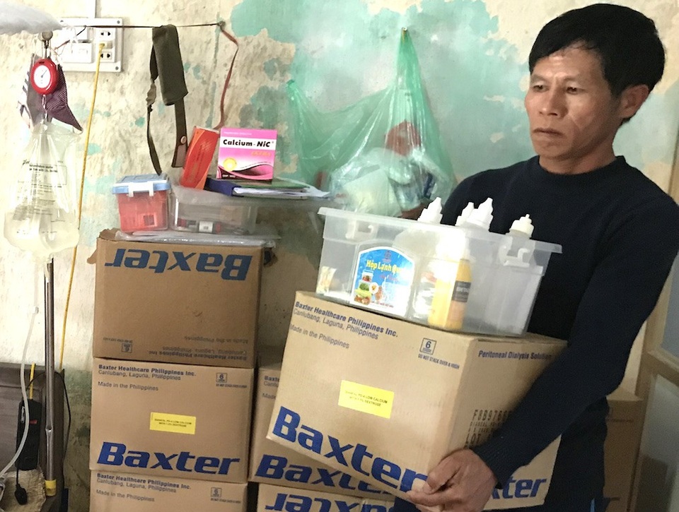 Nghẹn ngào bé 8 tuổi hỏi mẹ khi nào con... chết ?! - 8 Tất cả thuốc trong nhà anh Lan đều phải ra Hà nội lấy.