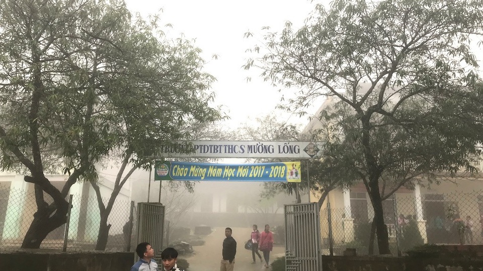 Ngắm tuyệt phẩm hoa ở miền biên viễn xứ Nghệ - 23 Đào Mường Lống mọc khắp nơi, ngay trước cổng trường rất đẹp.