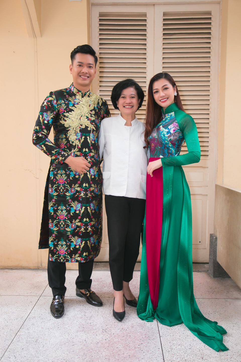 
Nam người mẫu đi cùng bạn thân - Hoa Hậu Thế Giới Người Việt 2017 Thái Nhiên Phương (áo dài xanh)
