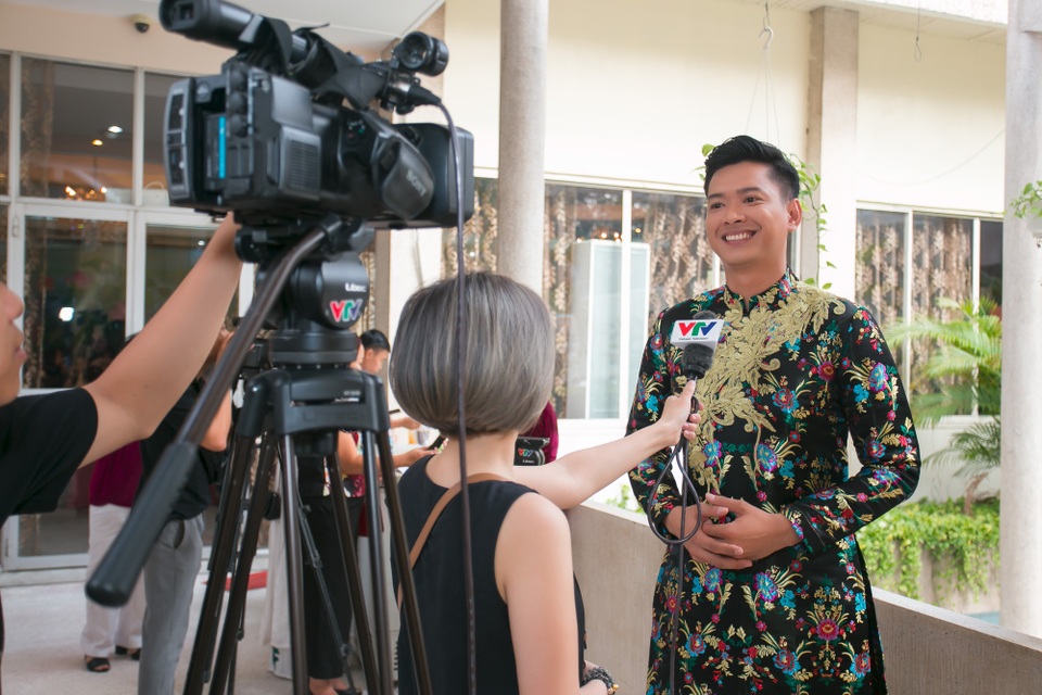 
Anh cũng dành thời gian trả lời phỏng vấn một số báo đài
