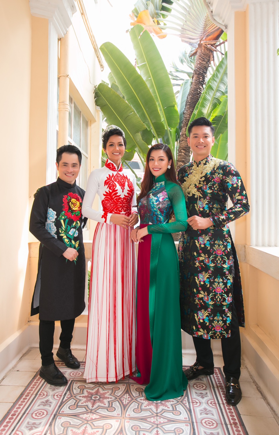 
Đức Vĩnh, HHen Niê, Thái Nhiên Phương, Nhật Dũng cùng diện trang phục áo dài rất đẹp mắt
