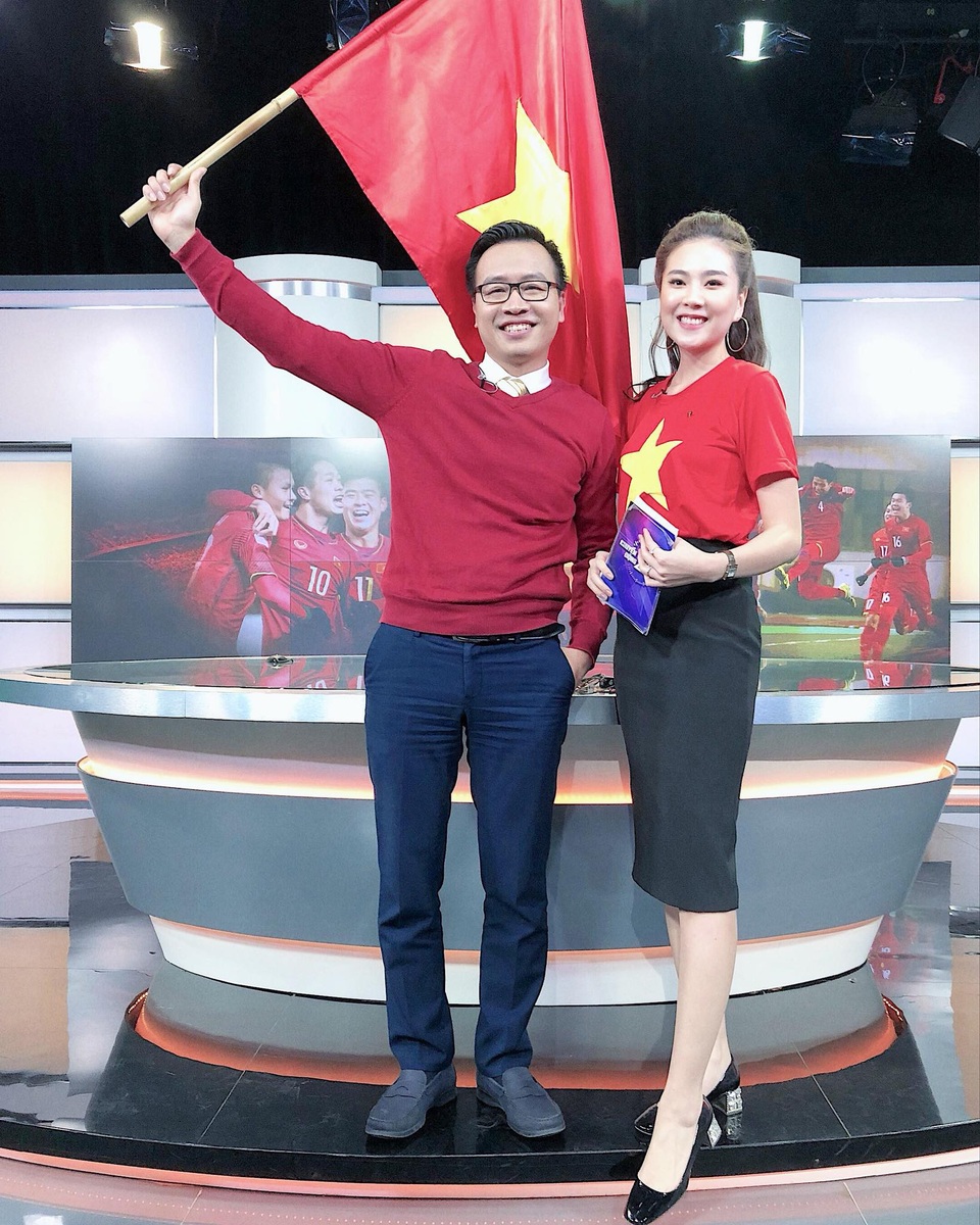 Cô gái thời tiết Mai Ngọc cũng hoà chung không khí sục sôi cháy bỏng thể hiện tình yêu với đội tuyển U23 Việt Nam.