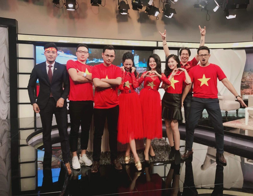Hình ảnh MC Minh Hà và đồng nghiệp mặc chiếc váy do cô tự tay đính hình ảnh cờ đỏ sao vàng được MC Đức Bảo chia sẻ. Trong ảnh MC Đức Bảo cùng ekip Cafe sáng cũng đồng loạt mặc áo cờ đỏ sao vàng để ủng hộ U23 Việt Nam.
