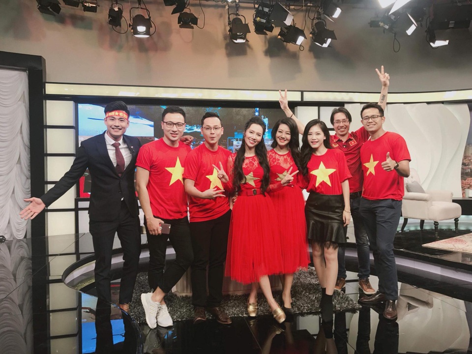 BTV Quang Minh sang Trung Quốc cổ vũ U23, Vân Hugo làm thơ tặng HLV Park Hang-Seo - 7