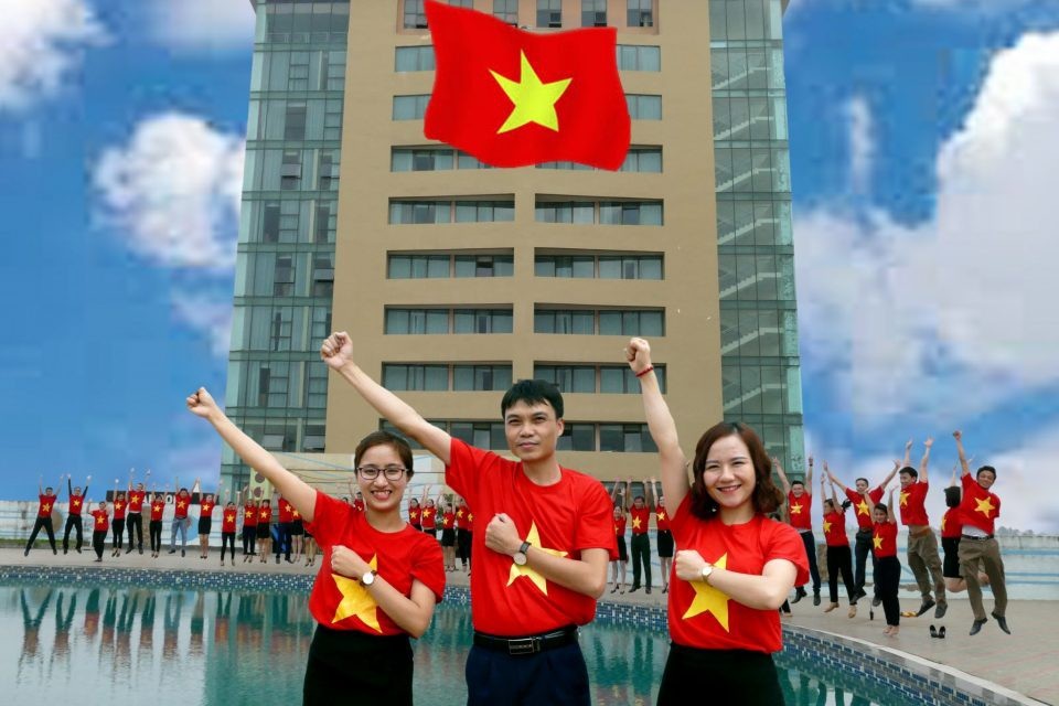Mưa phần thưởng giá trị cho chiến công hiển hách của đội tuyển U23 Việt Nam - 2
Cán bộ nhân viên Tập đoàn Mường Thanh sẽ mặc áo cờ đỏ sao vàng để cổ vũ cho đội tuyển Việt Nam trong trận chung kết diễn ra vào ngày 27/1