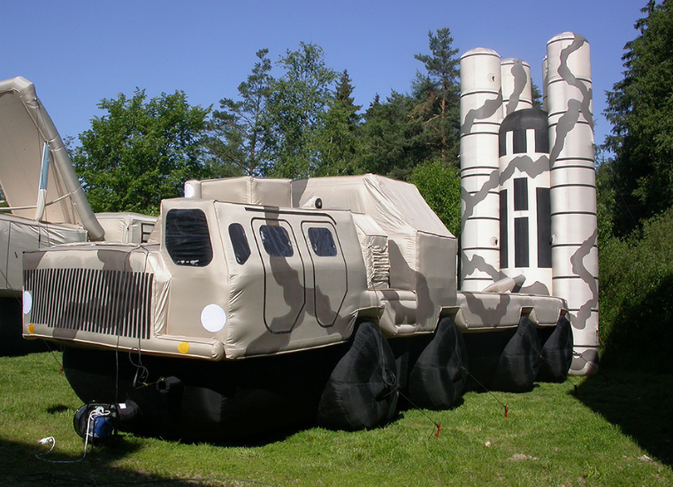 Các thiết bị nhiệt đặc biệt đã được lắp đặt bên trong các khí tài mô phỏng này và hoạt động như một phương tiện tác chiến đặc biệt, do vậy các vệ tinh, máy bay không người lái và thậm chí cả hệ thống trinh sát hiện đại cũng phải rất “vất vả” để có thể phân biệt đó là phương tiện thật hay giả. (Ảnh: Sputnik)