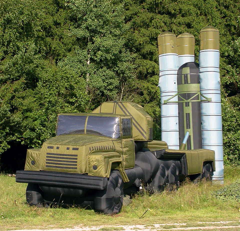 Trong 4 tháng xung đột Kosovo, các máy bay của NATO đã ném bom và chỉ phá hủy 20 xe tăng, 18 phương tiện chiến đấu bộ binh và chưa đầy 24 hệ thống pháo tự hành của Serbia. Tuy nhiên, NATO sau đó đưa ra con số thống kê cao hơn thế, tuyên bố đã phá hủy hàng trăm phương tiện bọc thép hạng nặng và hạng nhẹ. Thực chất đó chỉ là những mô hình ngụy trang bằng cao su. (Ảnh: TASS)