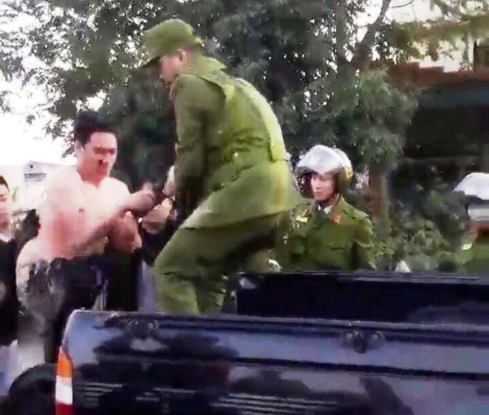 Cảnh sát nổ súng khống chế nam thanh niên “ngáo đá” cầm hung khí - 2
Đồng Thành Vinh bị cảnh sát 113 khống chế lên xe đưa về cơ quan Công an để làm rõ các hành vi có liên quan.