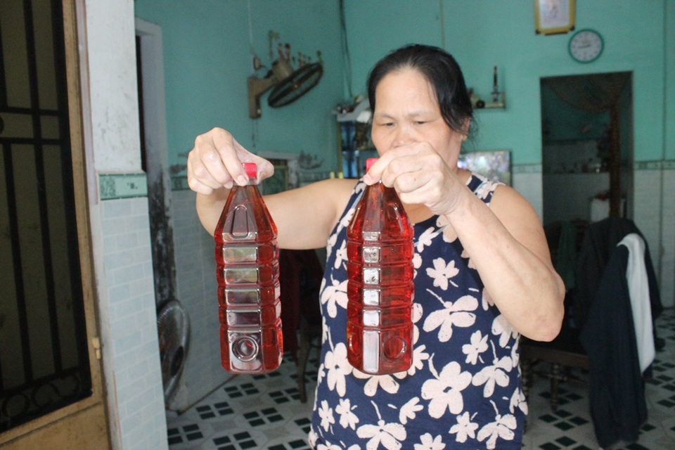 Làng nước mắm Nam Ô tất bật những ngày gần Tết - 4 Những chai nước mắm thơm ngon không chỉ để ăn mà còn được nhiều người mua để biếu người thân, bạn bè