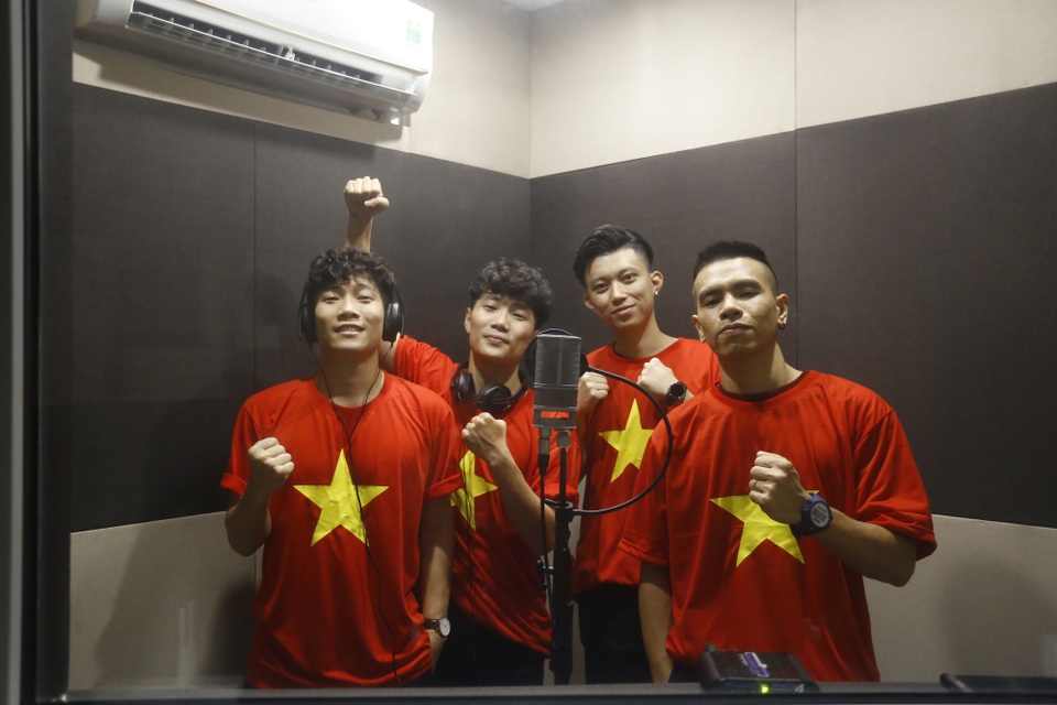 Nhiều sao Việt xin được hát miễn phí trong đêm vinh danh U23 Việt Nam - 1 Nhóm Oplus sẽ tham gia biểu diễn trong đêm nghệ thuật vinh danh các cầu thủ U23 Việt Nam diễn ra tại Mỹ Đình vào 28/1.