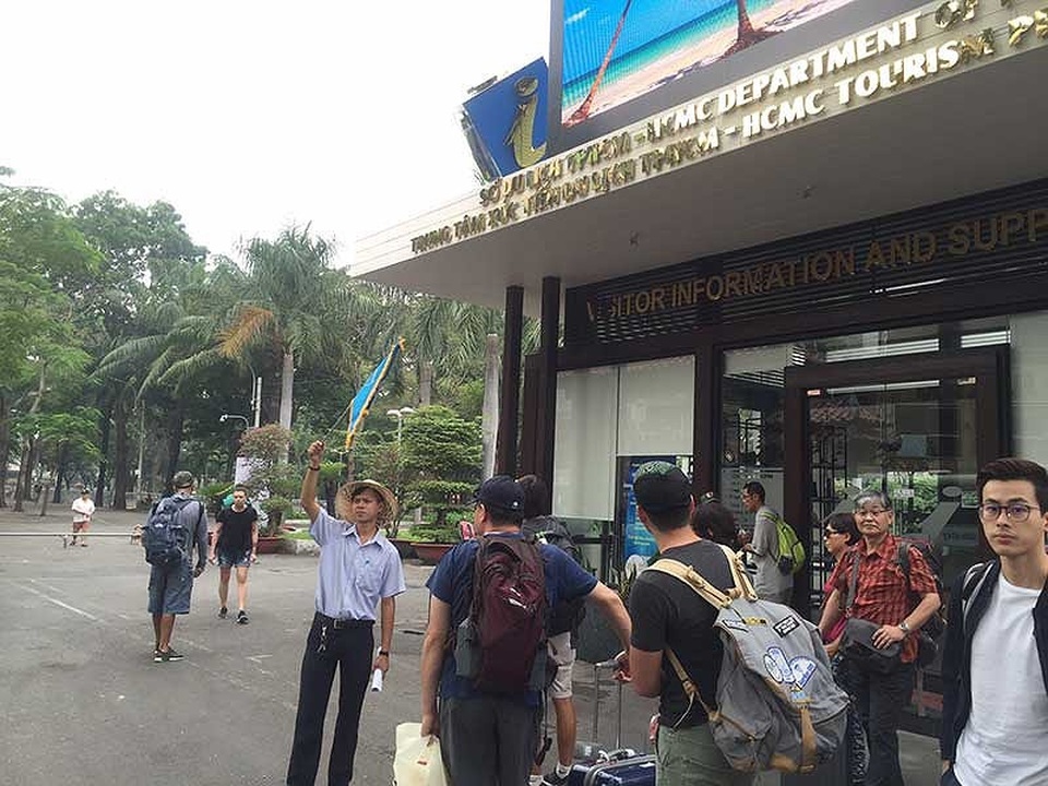 19.000 HDV tự do không mất quyền hành nghề - 1 Việt Nam đang thiếu trầm trọng hướng dẫn viên du lịch. Trong ảnh: Một hướng dẫn viên đang hướng dẫn du khách tại TP.HCM. Ảnh: Tú Uyên