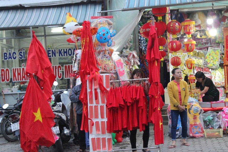 Bán áo, cờ cổ vũ U23 Việt Nam: Nơi "cháy hàng", nơi "thu đậm" 80 triệu đồng/ngày - 4
Nhiều cửa hàng trên khắp TP Đà Nẵng nhập đồ cổ vũ với số lượng lớn để bán cho người hâm mộ trước trận chung kết U23 Châu Á