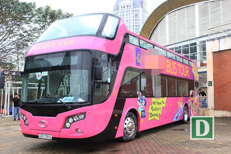 Cận cảnh xe buýt mui trần đưa U23 Việt Nam diễu hành trên phố - 1
Dự kiến 2 chiếc xe buýt đặc biệt này sẽ đón các tuyển thủ U23 tại sân bay Nội Bài, đưa cả đội diễu hành trên đường phố Thủ đô để đáp lại lòng mến mộ của nhân dân.